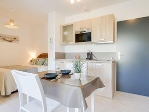 Kühlschrank, Kochgeschirr/Geschirr/Besteck