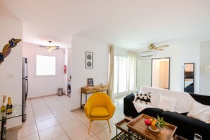 TV - Ti'Rocq, luxury 2-bedroom apartment with panoramic sea view and swimming pool (Saint Gilles les bains)