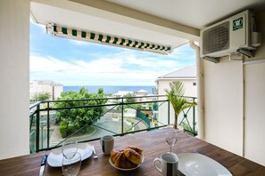 Outdoor dining - Ti'Rocq, luxury 2-bedroom apartment with panoramic sea view and swimming pool (Saint Gilles les bains)
