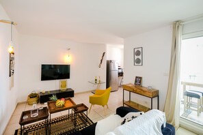 TV - Ti'Rocq, luxury 2-bedroom apartment with panoramic sea view and swimming pool (Saint Gilles les bains)