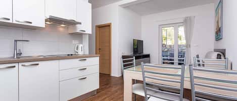 Fridge, microwave, stovetop, coffee/tea maker