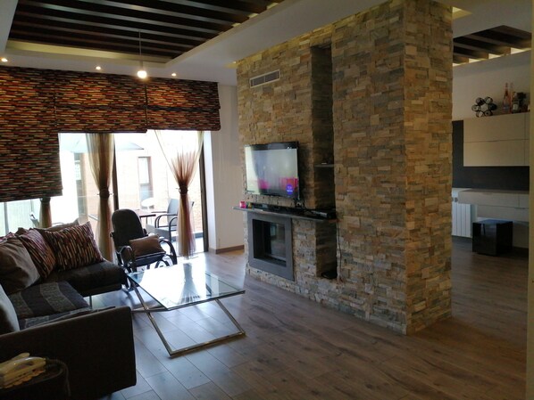 Televisión, chimenea, videojuegos y futbolito 