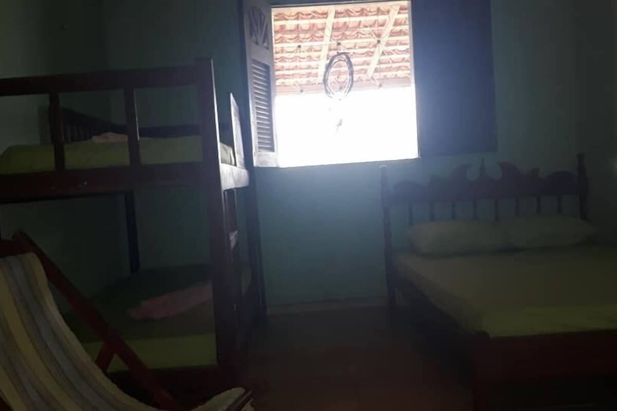Habitación cuádruple económica | Escritorio, tabla de planchar con plancha, wifi gratis y ropa de cama