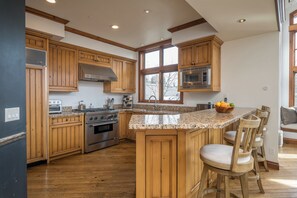 Mikrobølgeovn, ovn, kokeplater og oppvaskmaskin