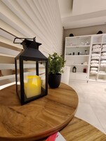 Body treatments, hydrotherapy, facials, reflexology, 1 treatment room