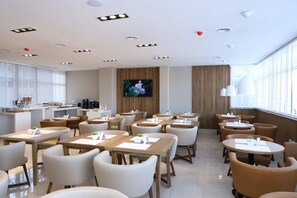 Desayuno continental diario (USD 18.50 por persona)