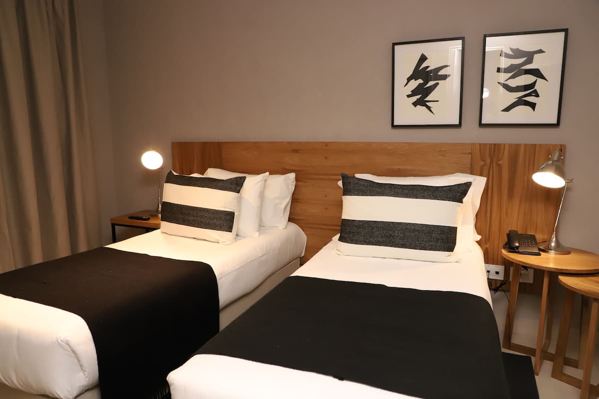 standard twin room | 1 bedroom, minibar, in-room safe, iron/ironing board