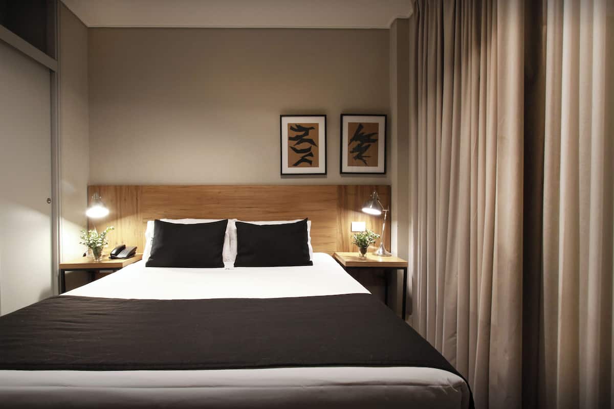 Small Double Room | Minibar, värdeförvaringsskåp på rummet och strykjärn/strykbräda