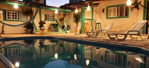 Alberca al aire libre y camastros