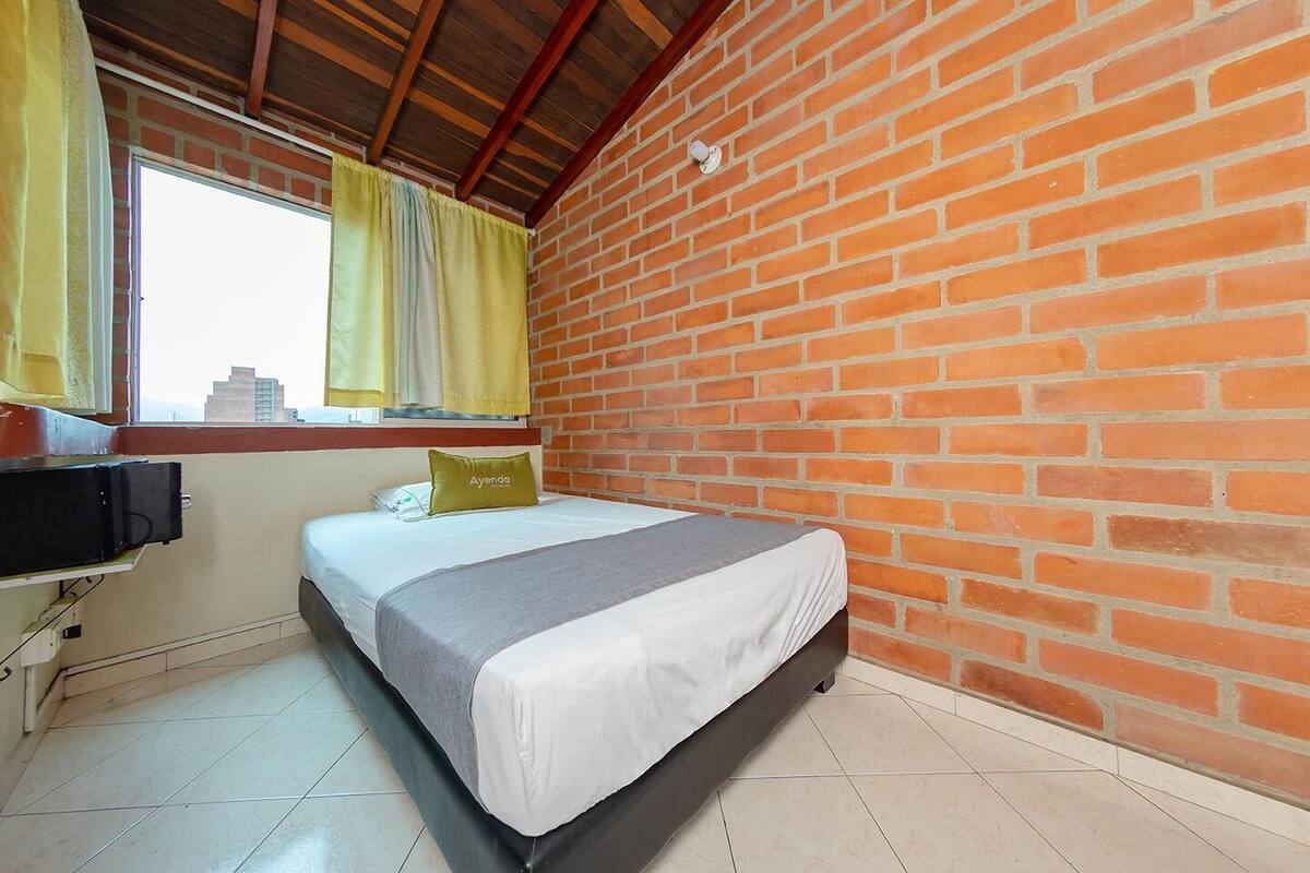 Een bureau, gratis wifi, beddengoed