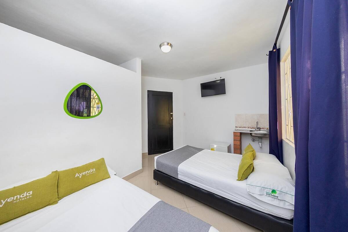Een bureau, gratis wifi, beddengoed