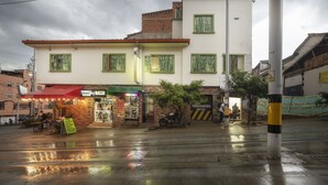 A two-story building with a ground-floor shop and a restaurant. - Ayenda 1231 Paradise Center (Medellín)
