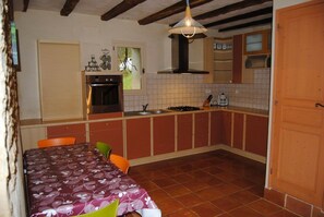 Casa de campo, 1 habitación (Orchidée) | Área de sala de estar | Televisión de pantalla plana y chimenea 