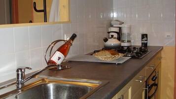 Cottage, 3 Bedrooms (Tournesol) | Dapur peribadi | Peti sejuk, ketuhar gelombang mikro, ketuhar, dapur