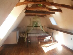 Cottage, 1 Bedroom (Orchidée) | Individually decorated, individually furnished, cribs/infant beds