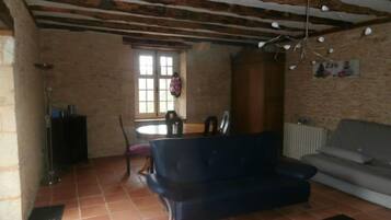 Cottage, 1 chambre (Orchidée) | Coin séjour | Télévision à écran plat, cheminée