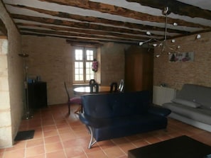 Casa de campo, 1 habitación (Orchidée) | Área de sala de estar | Televisión de pantalla plana y chimenea 