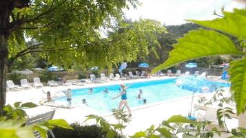Piscine extérieure (ouverte en saison), parasols de plage