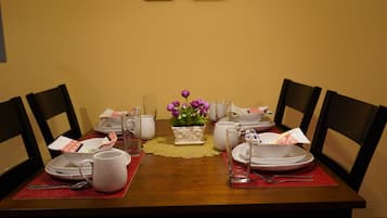 Room (Secluded Suite Getaway Closest to NYC) | In-room dining
