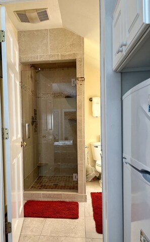 Dusche, Haartrockner, Handtücher, Toilettenpapier