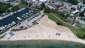 Una spiaggia nelle vicinanze