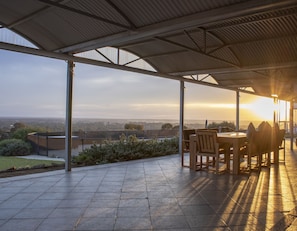 Outdoor dining - Swan Valley Heights Merino Manor (Baskerville)
