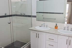 Ensemble douche/baignoire, sèche-cheveux, serviettes fournies, savon