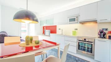 Een koelkast, een oven, een kookplaat, een vaatwasser