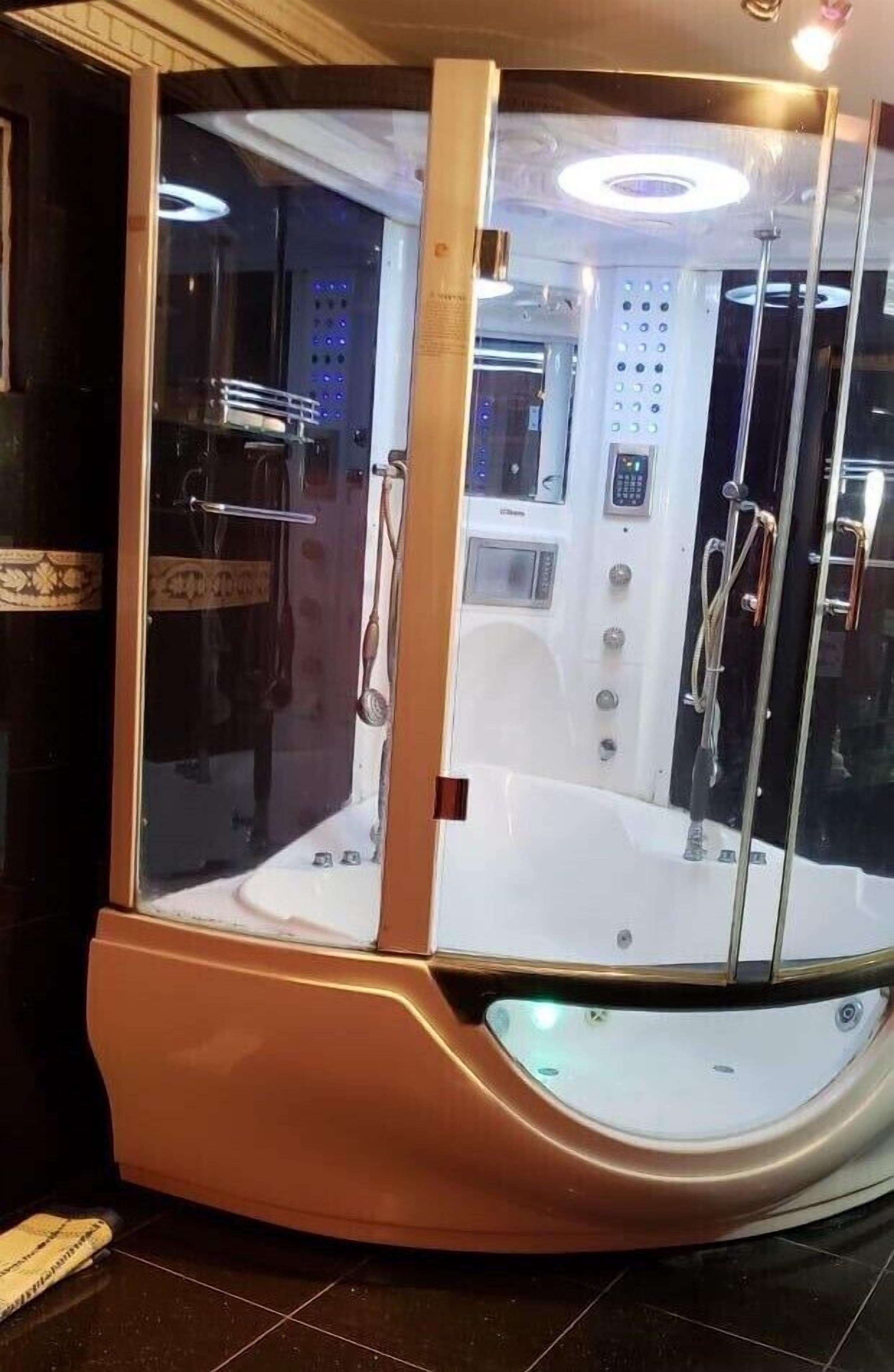 Un moderno spa con paredes cerradas, separador de vidrio, bañera integrada y paneles de control.