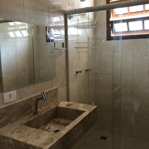 Habitación triple Premium | Baño | Ducha, artículos de higiene personal gratuitos, toallas y jabón