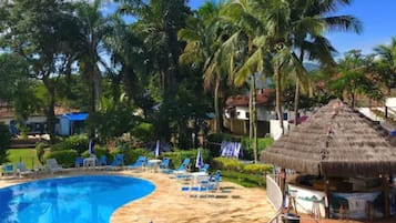 Piscina externa, espreguiçadeiras