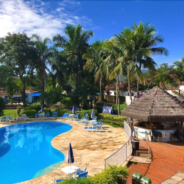 Piscina externa, espreguiçadeiras