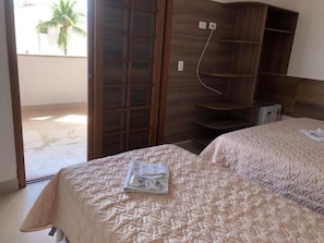 Deluxe-Dreibettzimmer, Strandblick | Minibar, Zimmersafe, Verdunkelungsvorhänge, Bügeleisen/Bügelbrett