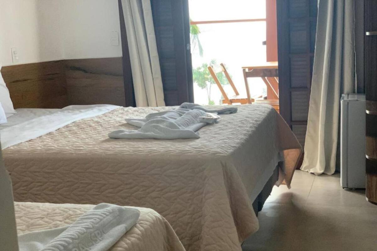 Kolmen hengen deluxe-huone, rantanäköala | Minibaari, tallelokero huoneessa, pimennysverhot, silitysrauta/-lauta