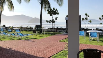 Quarto quádruplo premier, vista para a praia | Vista do quarto