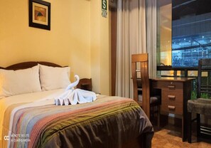 1 dormitorio, decoración individual, mobiliario individual y escritorio