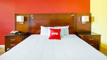 Minibar, escritorio y ropa de cama