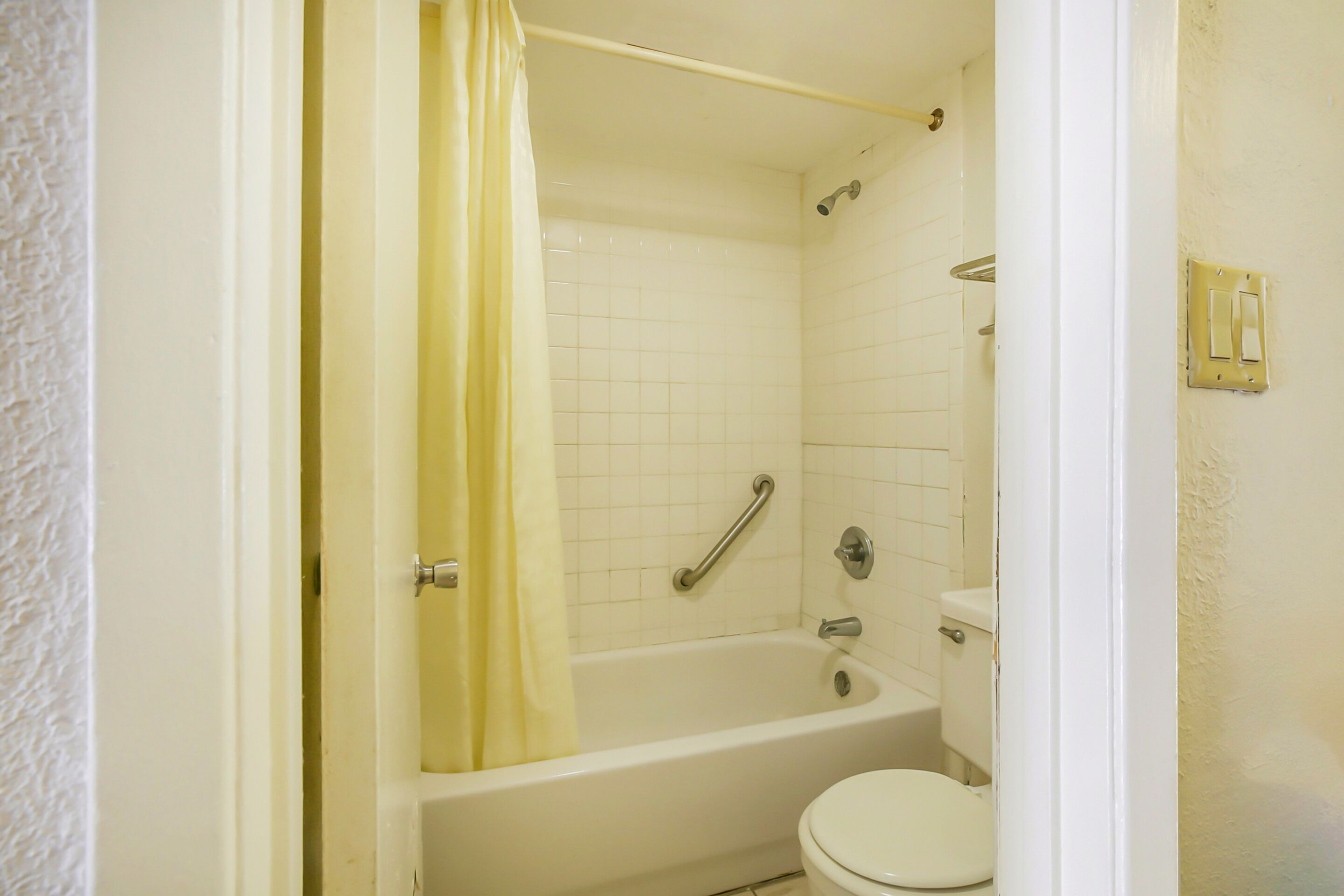 Ein Badezimmer mit Badewanne, Toilette und Duschvorhang.
