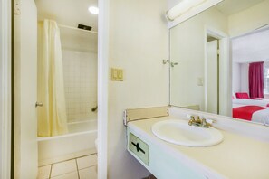 Free toiletries, towels - OYO Hotel Jackson South I-55 (Jackson)