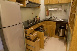 ثلاجة، ميكروويف، موقد طهي مسطح، غلّاية كهربائية