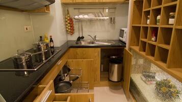 Fridge, microwave, stovetop, electric kettle