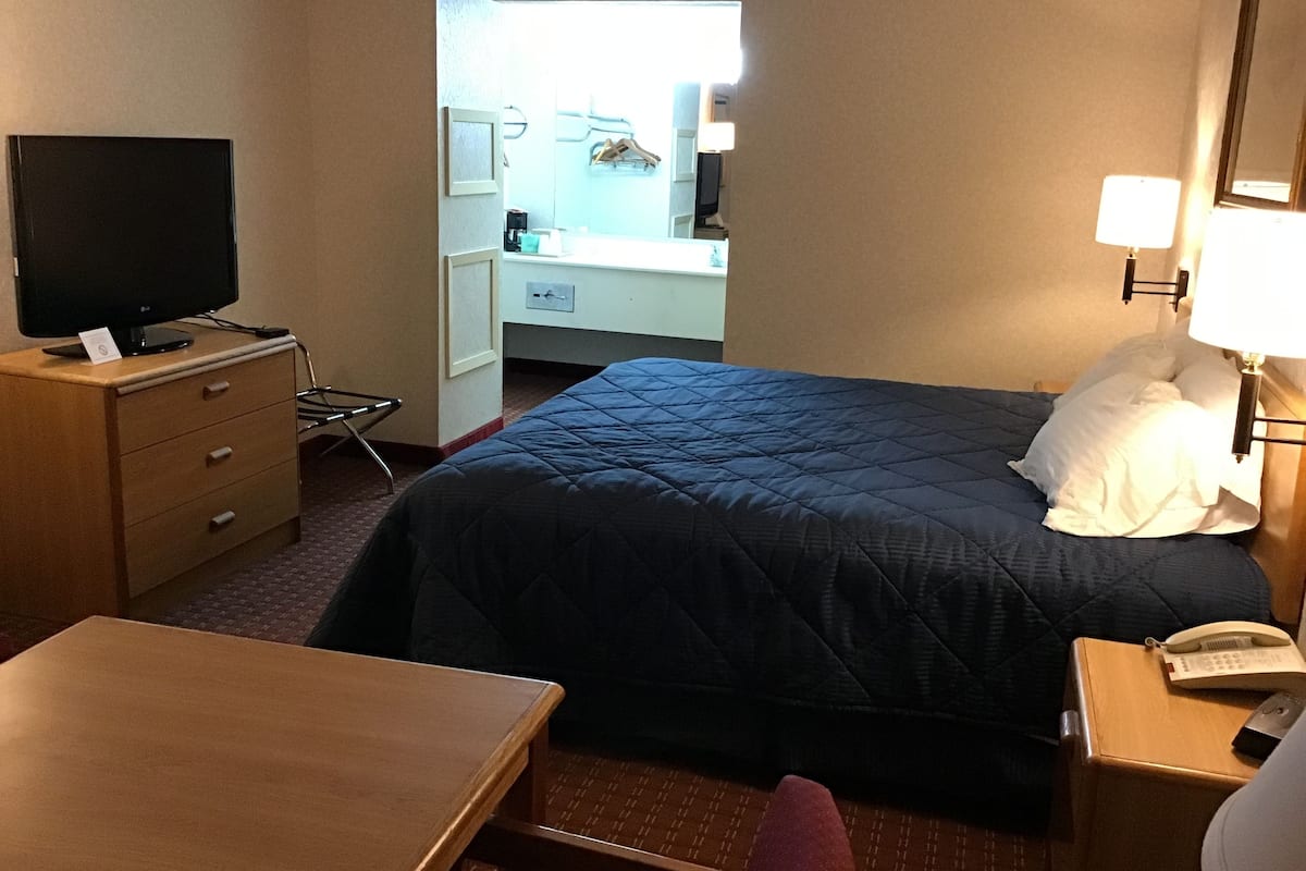 Economy Single Room | Iron/ironing board (on request), WiFi (free)