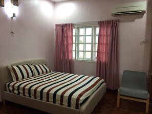 5 bedrooms, iron/ironing board, WiFi, bed sheets