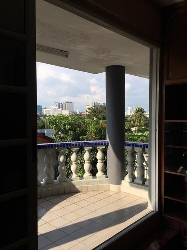 6 BR Bungalow Jl 222