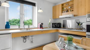 Réfrigérateur, plaque de cuisson, lave-vaisselle, cafetiÚre/bouilloire