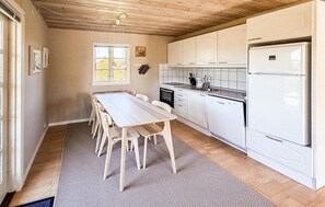 Fridge, microwave, stovetop, dishwasher - 3 bedroom awesome home in Slagelse (Slagelse)