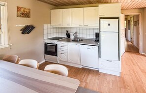 Frigorífico, microondas, placa de cocina y lavavajillas