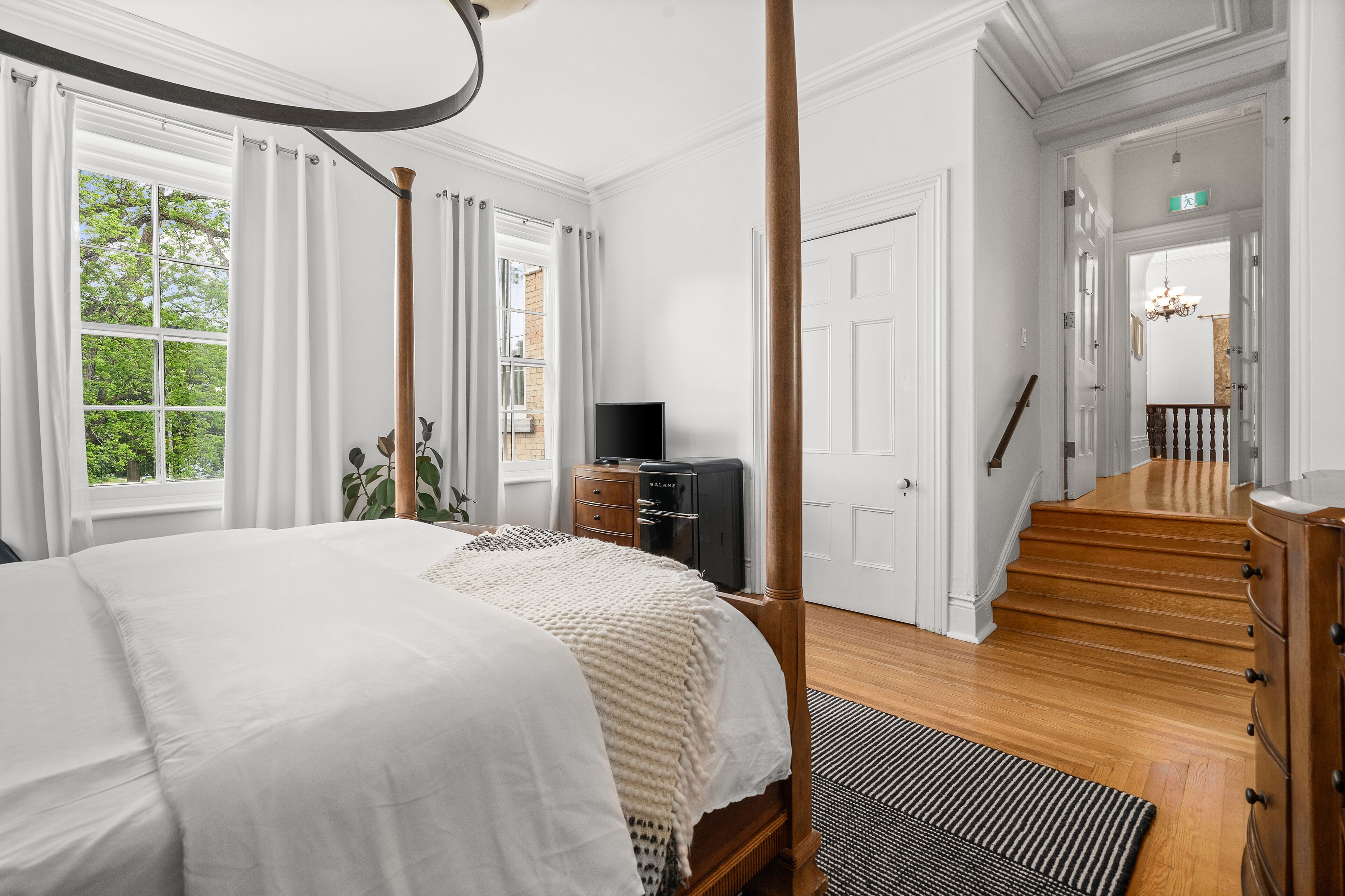 ラグジュアリー ヴィラ キングベッド 1 台 エンスイート ガーデンビュー | エジプト綿のシーツ、高級寝具、羽毛の掛け布団、ピロートップベッド