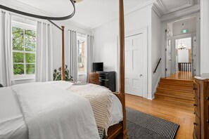 The Richard Burton Suite | Egyptian cotton sheets, premium bedding, down duvets, pillow-top beds - The CAPE (Prince Edward)