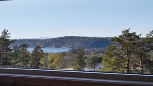 A view through a window of a lake surrounded by trees and hills. - Awesome home in Sandefjord with WiFi (Sandefjord)